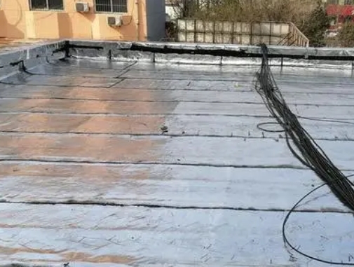 泉州市卫生间漏水维修公司分享下泉州市屋面楼顶防水刚性防水层施工要点。